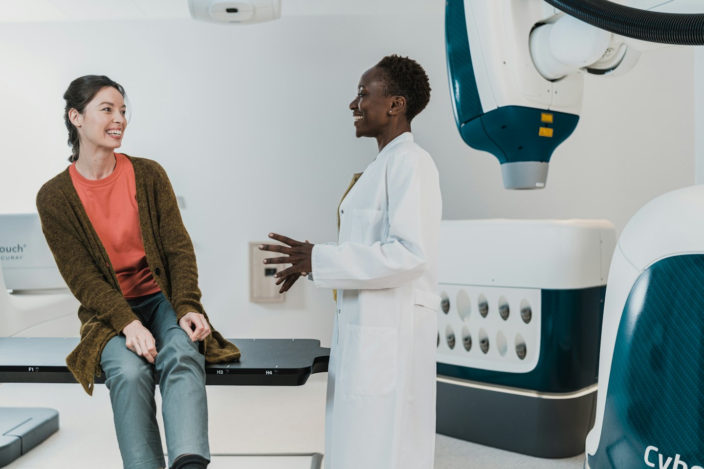 Medico che parla con un paziente in clinica.