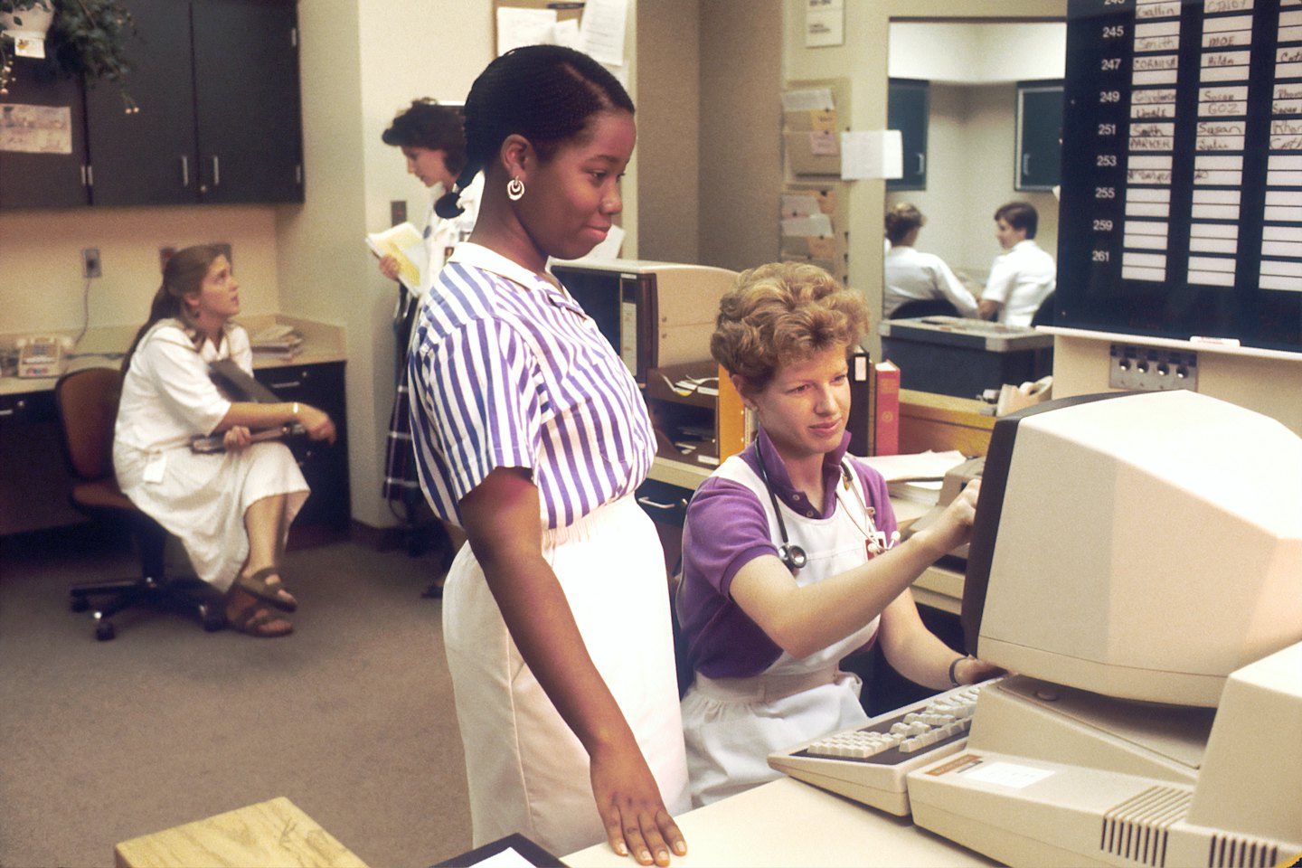 Due professionisti sanitari lavorano al computer in un ufficio.